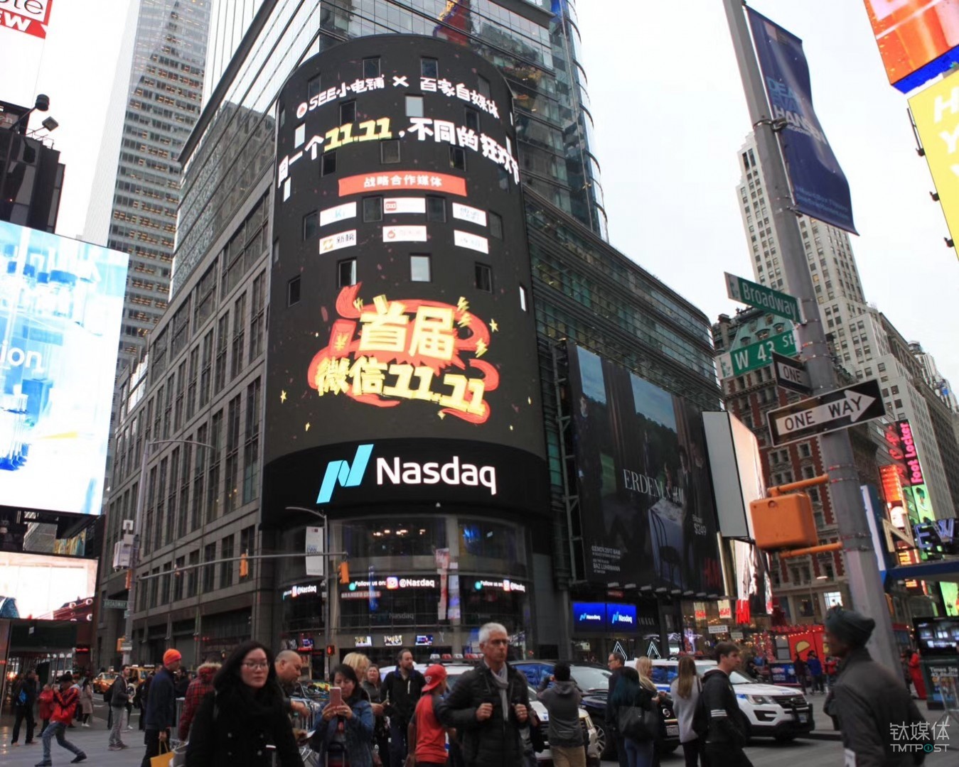为了增加首届“微信11.11”活动热度，SEE 在纽约纳斯达克广场等地花重金投放了广告。